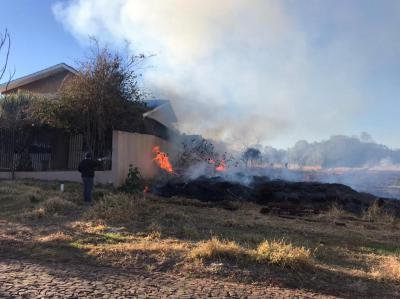 IncÃªndio afeta moradores do Bairro Ãgua Verde e arredores em Laranjeiras do Sul 